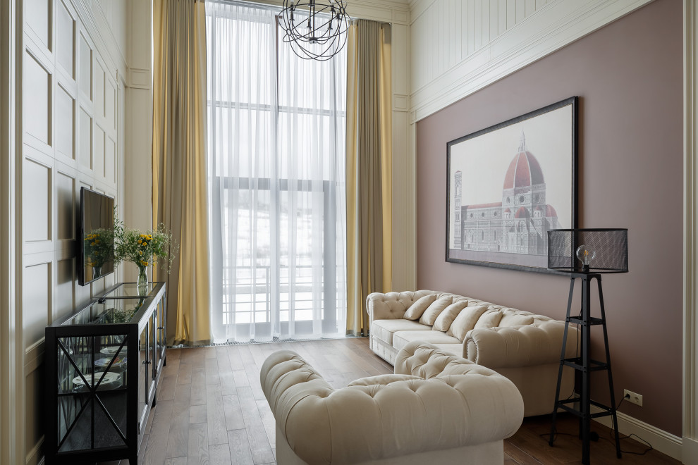 Esempio di un soggiorno minimal di medie dimensioni con pareti multicolore, pavimento in legno massello medio, TV a parete, pavimento marrone, soffitto a cassettoni e pannellatura