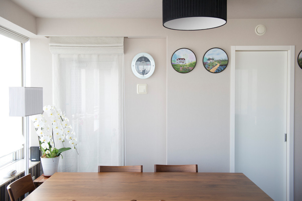 Esempio di una grande sala da pranzo minimalista chiusa con pareti grigie, pavimento in legno verniciato, pavimento marrone, soffitto in carta da parati e carta da parati