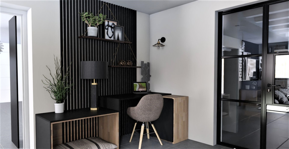 Источник вдохновения для домашнего уюта: большое рабочее место в стиле лофт с черными стенами, встроенным рабочим столом и серым полом