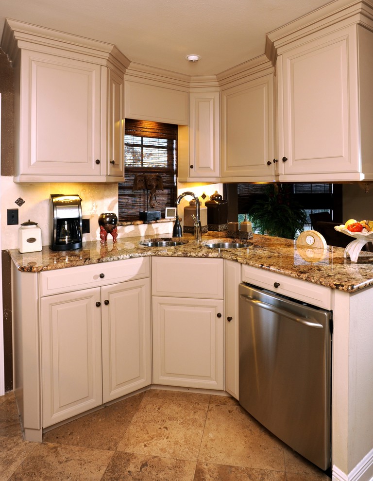 Kitchen - transitional kitchen idea in Miami
