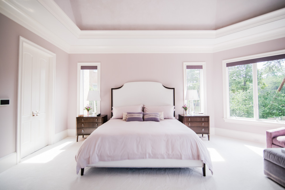 シャーロットにある広いトランジショナルスタイルのおしゃれな主寝室 (紫の壁、カーペット敷き、白い床、三角天井) のレイアウト
