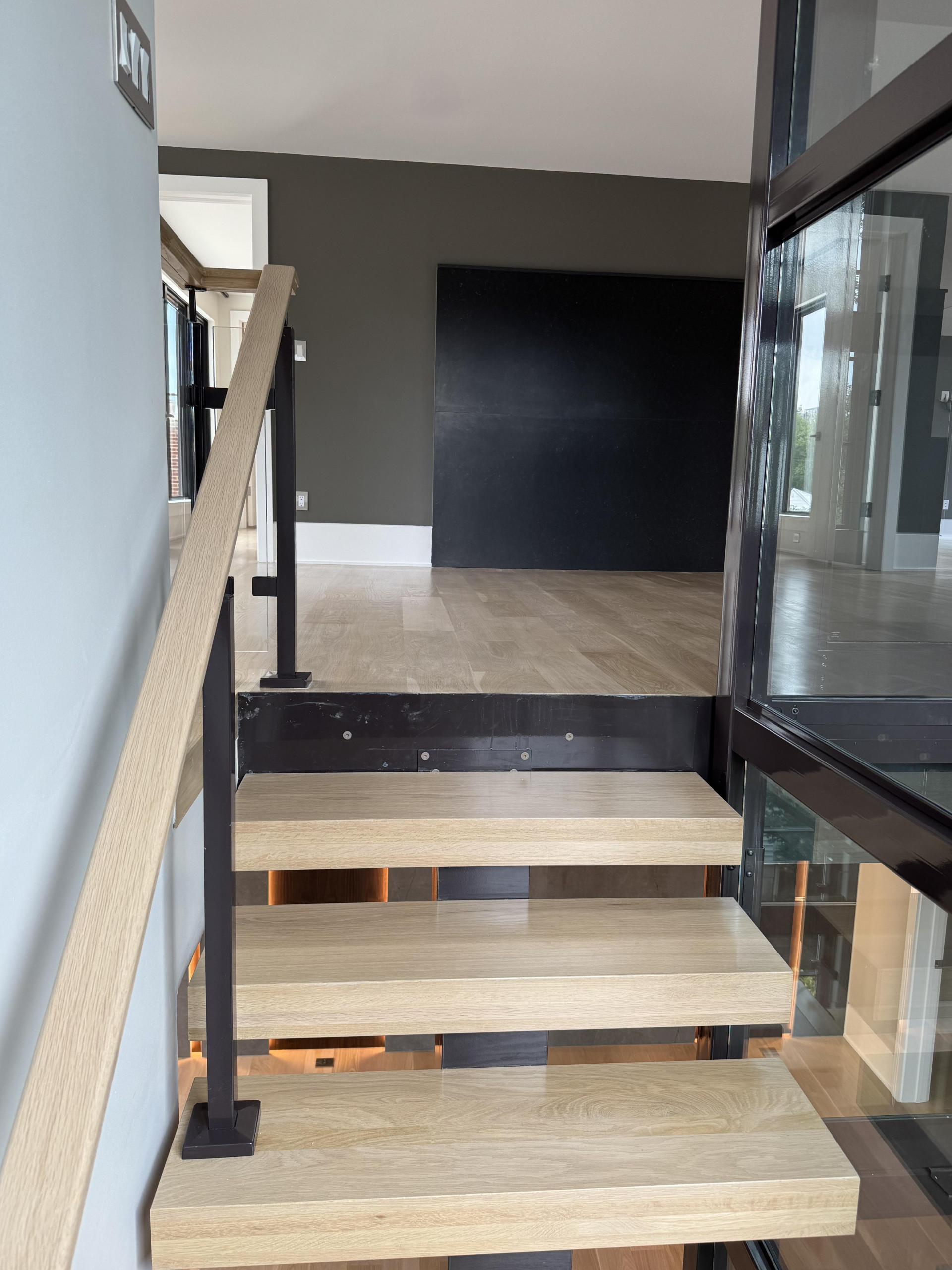 136_Modern Mono-Beam Encircling Glass Elevator, Bethesda, MD 20814