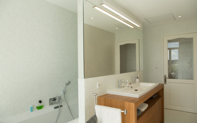 grande salle de bain modern-badezimmer