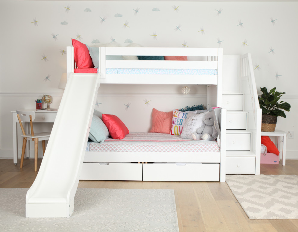 Modelo de dormitorio infantil romántico de tamaño medio con paredes grises, suelo de madera clara, suelo blanco y papel pintado