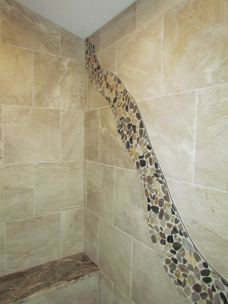 Transitional home design photo in St Louis