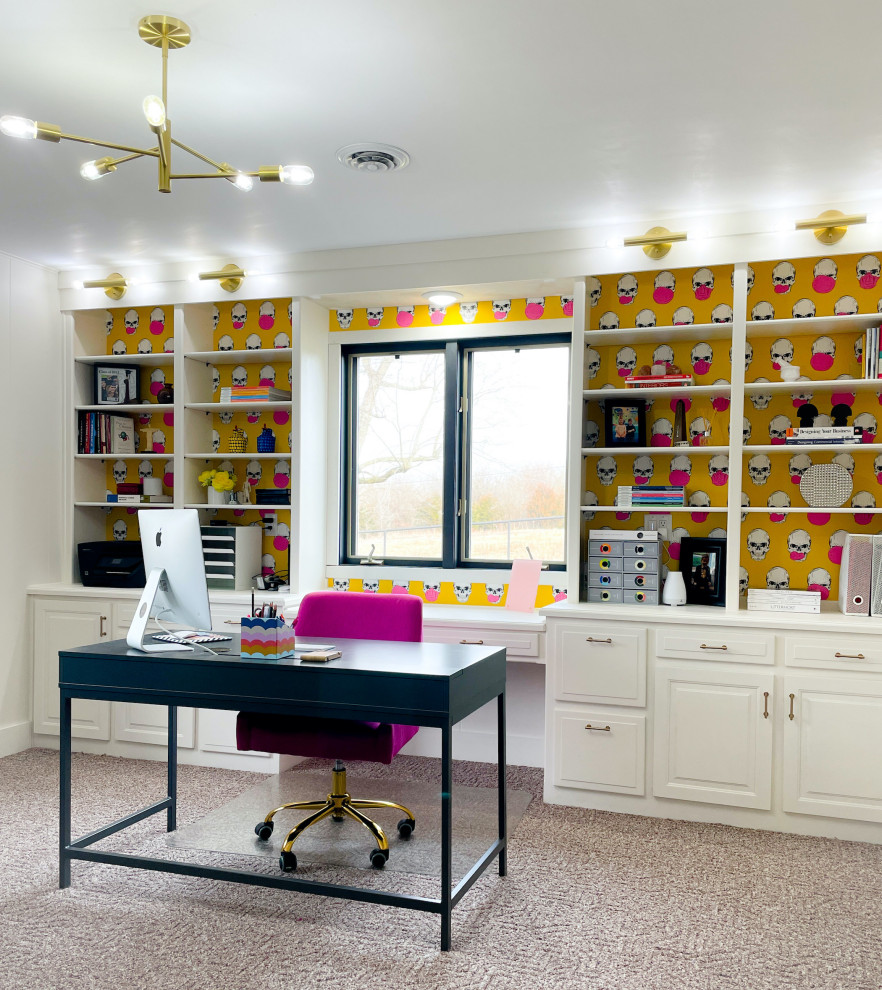 Exempel på ett litet eklektiskt arbetsrum, med vita väggar, heltäckningsmatta, ett fristående skrivbord och grått golv