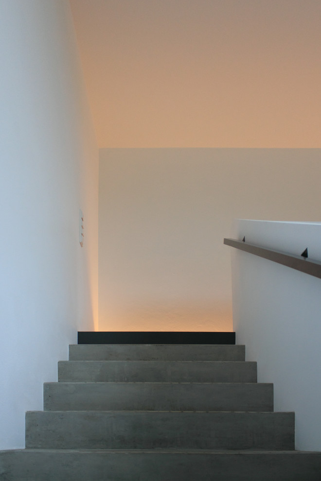 Gerade, Geräumige Industrial Betontreppe mit Beton-Setzstufen und Mix-Geländer in Hannover