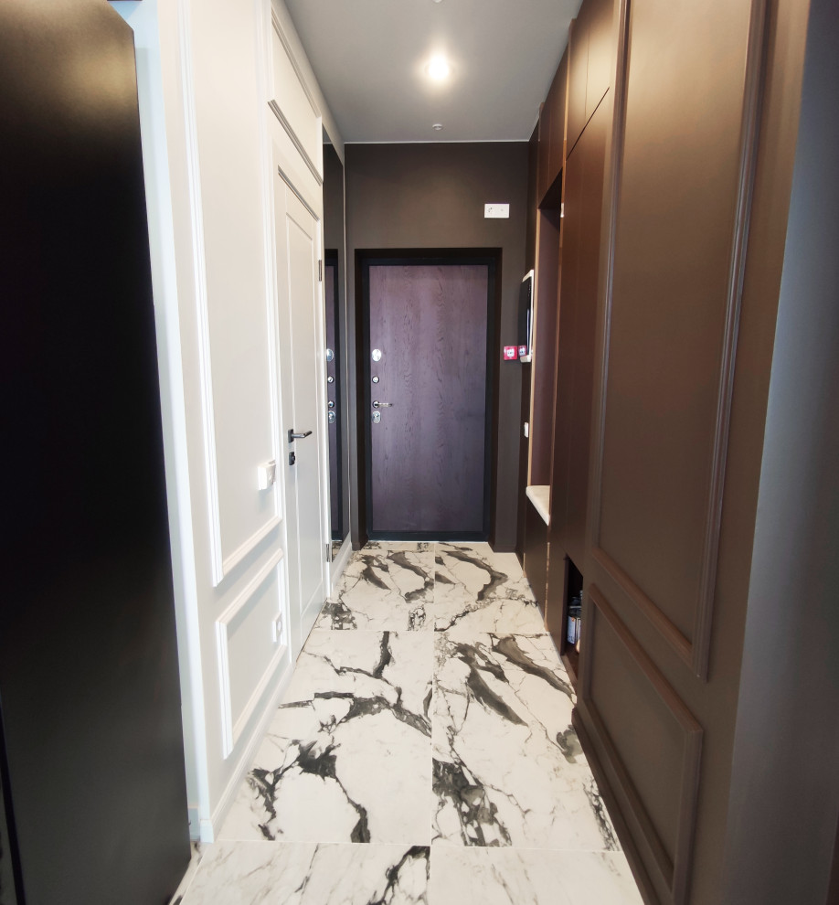 Прихожая с керамогранитом под мрамор на полу