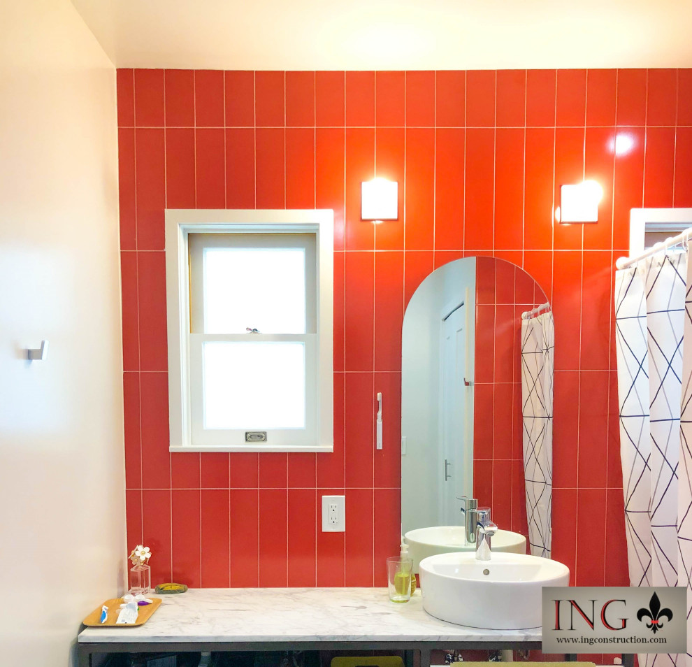 Пример оригинального дизайна: маленькая ванная комната в стиле модернизм с открытыми фасадами, серыми фасадами, душем в нише, раздельным унитазом, красной плиткой, керамической плиткой, бежевыми стенами, душевой кабиной, настольной раковиной, столешницей из искусственного кварца, шторкой для ванной, белой столешницей, нишей, тумбой под одну раковину, подвесной тумбой и ванной в нише для на участке и в саду