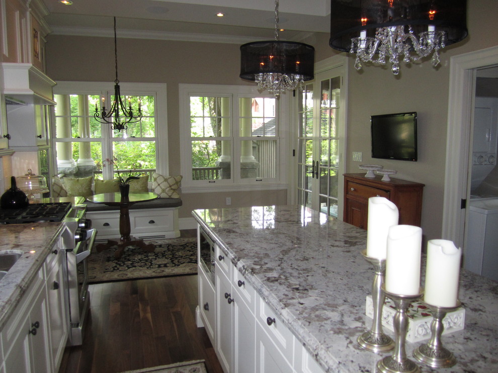 Example of a classic home design design in Toronto