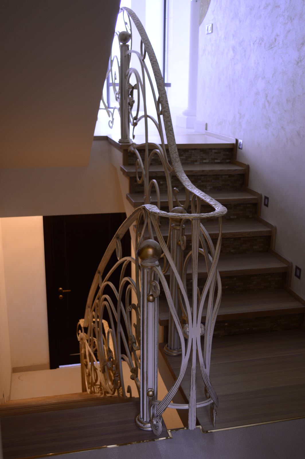 Кованые перила в интерьере частного дома