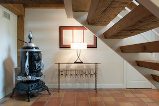 My Houzz Rustic Meets Refined In A Converted Ohio Barn Landhausstil Flur Cleveland Von Adrienne Derosa