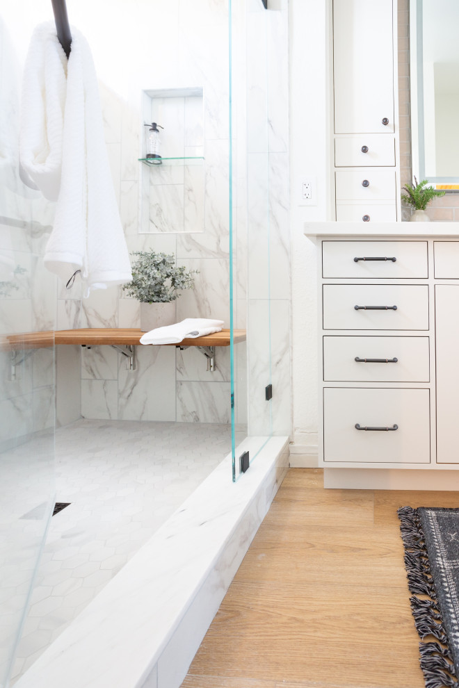 Idéer för ett mellanstort klassiskt vit en-suite badrum, med släta luckor, grå skåp, en dusch i en alkov, en toalettstol med hel cisternkåpa, keramikplattor, vita väggar, vinylgolv, ett avlångt handfat, bänkskiva i kvarts, brunt golv och dusch med gångjärnsdörr