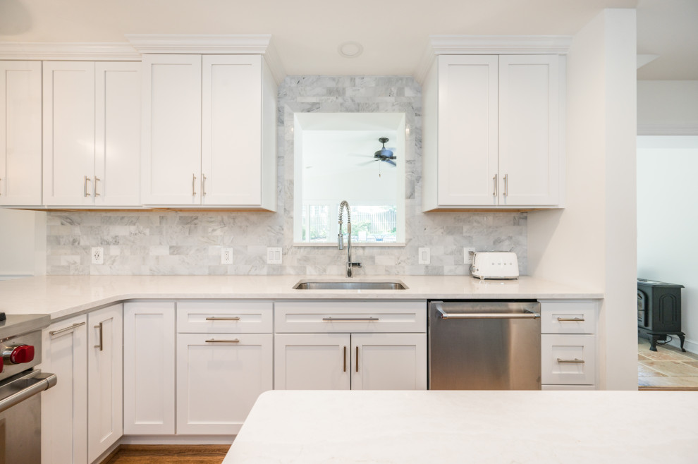 Inspiration for a mid-sized contemporary galley eat-in kitchen in DC Metro with a single-bowl sink, shaker cabinets, white cabinets, quartz benchtops, grey splashback, ceramic splashback, stainless steel appliances, medium hardwood floors, with island and white benchtop.