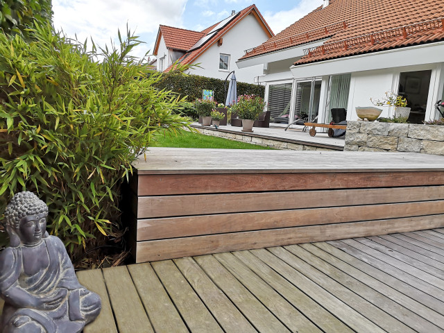 Holzterrasse mit Whirlpool deck