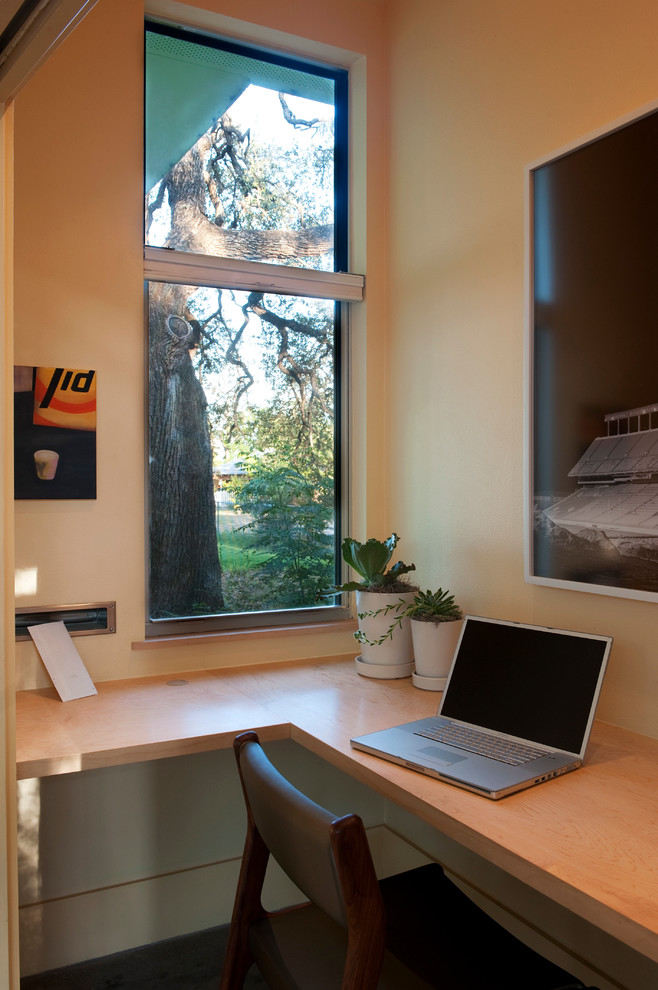 Photo of a small contemporary study room in Austin with a built-in desk.