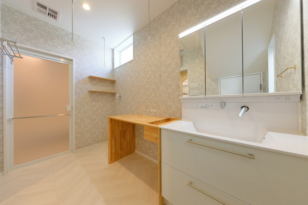 Idee per un bagno di servizio country con top bianco e mobile bagno freestanding