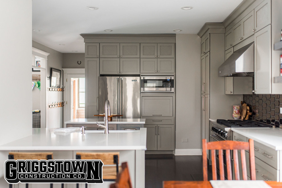 Immagine di una sala da pranzo aperta verso la cucina minimalista di medie dimensioni con pareti bianche, pavimento in legno massello medio e pavimento marrone