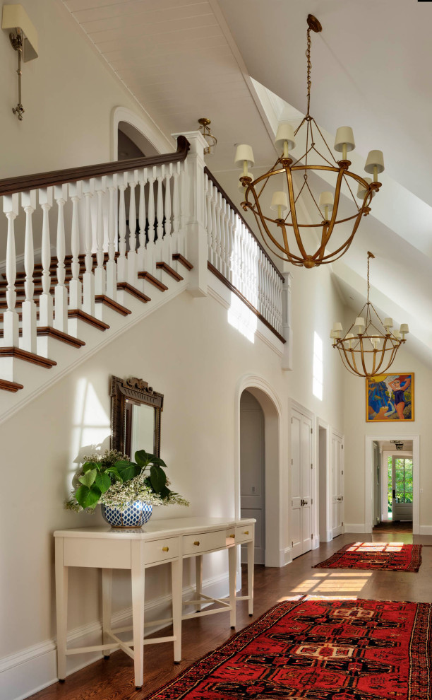 Источник вдохновения для домашнего уюта: большой коридор в классическом стиле с белыми стенами, паркетным полом среднего тона, коричневым полом и сводчатым потолком