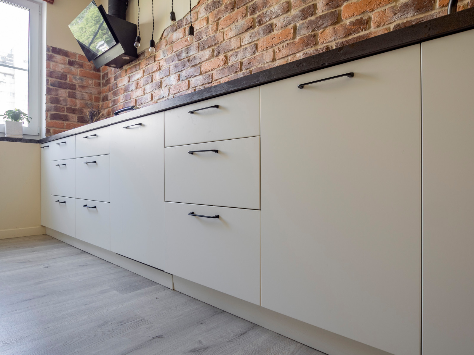 Кухня в стиле неоклассика без верхних модулей