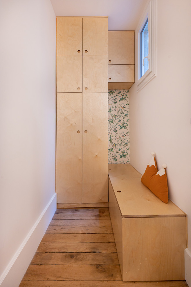 Réalisation de chambre d'enfant for fille With un mur blanc, du papier peint and parquet clair.