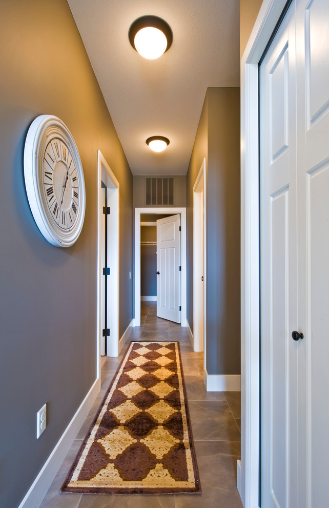 Design ideas for a traditional hallway in Calgary.