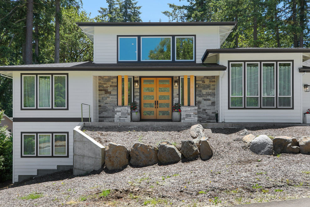 Imagen de fachada de casa blanca y negra moderna extra grande de dos plantas con revestimiento de vinilo, tejado de teja de madera y tablilla
