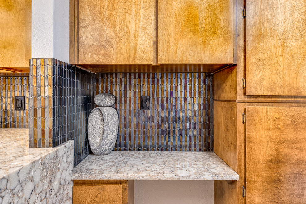 Idéer för mellanstora retro grått kök, med en undermonterad diskho, släta luckor, beige skåp, bänkskiva i kvartsit, stänkskydd med metallisk yta, stänkskydd i mosaik, rostfria vitvaror, klinkergolv i keramik, en halv köksö och vitt golv