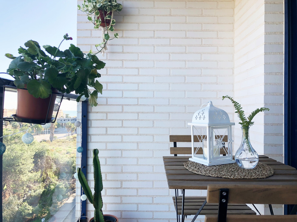 Источник вдохновения для домашнего уюта: маленький балкон и лоджия в средиземноморском стиле с навесом и стеклянными перилами в квартире для на участке и в саду