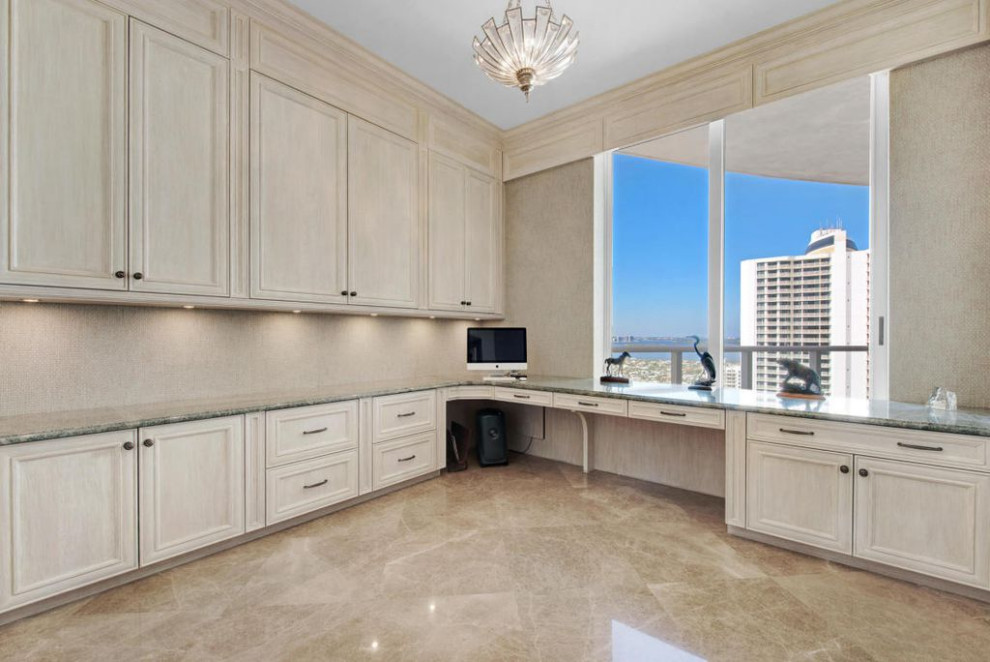 Transitional home design photo in Miami