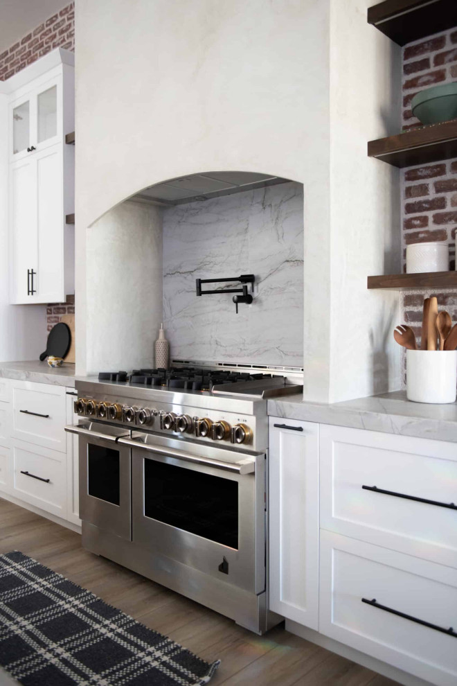 Kitchen - rustic kitchen idea in Las Vegas