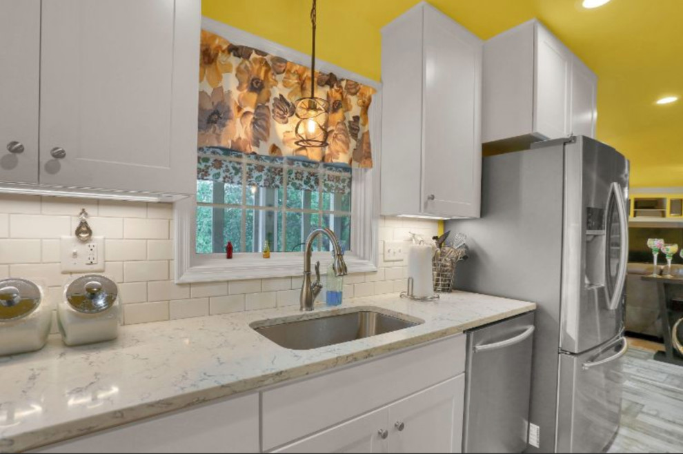 Kitchen - transitional kitchen idea