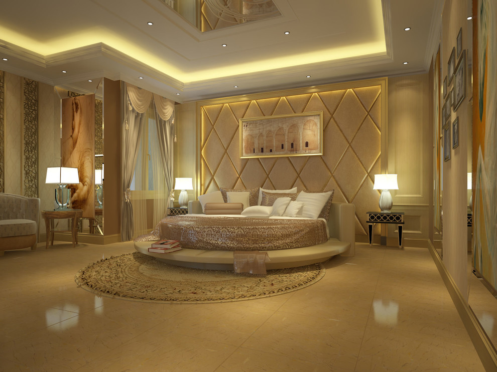 На фото: огромная хозяйская спальня в современном стиле с бежевыми стенами и мраморным полом без камина