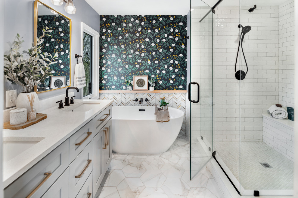 Inspiration för ett mellanstort vintage vit vitt en-suite badrum, med skåp i shakerstil, grå skåp, ett fristående badkar, en dusch i en alkov, marmorkakel, grå väggar, marmorgolv, ett undermonterad handfat, bänkskiva i kvarts, flerfärgat golv och dusch med gångjärnsdörr