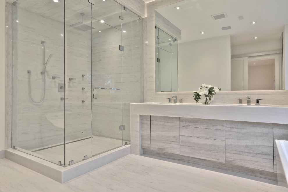 This is an example of a modern bathroom in Toronto.