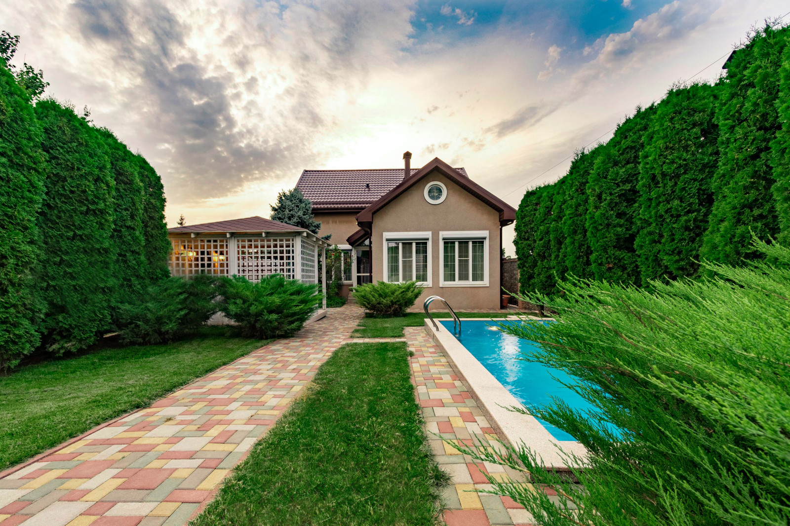 Двор с бассейном и верандой + роскошные туи