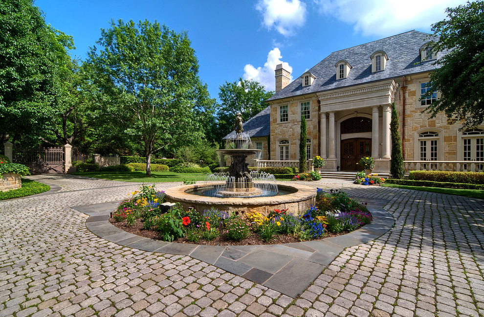 Photo of a traditional courtyard garden in Dallas with a water feature.