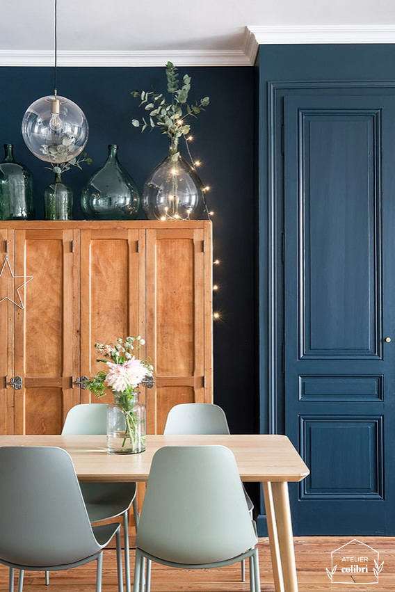 Mittelgroßes, Offenes Modernes Wohnzimmer mit blauer Wandfarbe, hellem Holzboden und braunem Boden