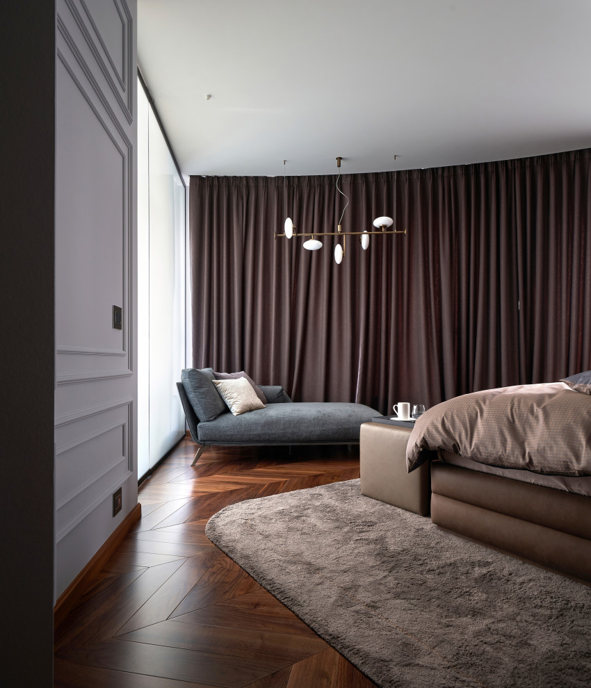 Imagen de dormitorio principal y gris y blanco actual de tamaño medio sin chimenea con paredes multicolor, suelo de madera oscura, suelo marrón, bandeja y papel pintado