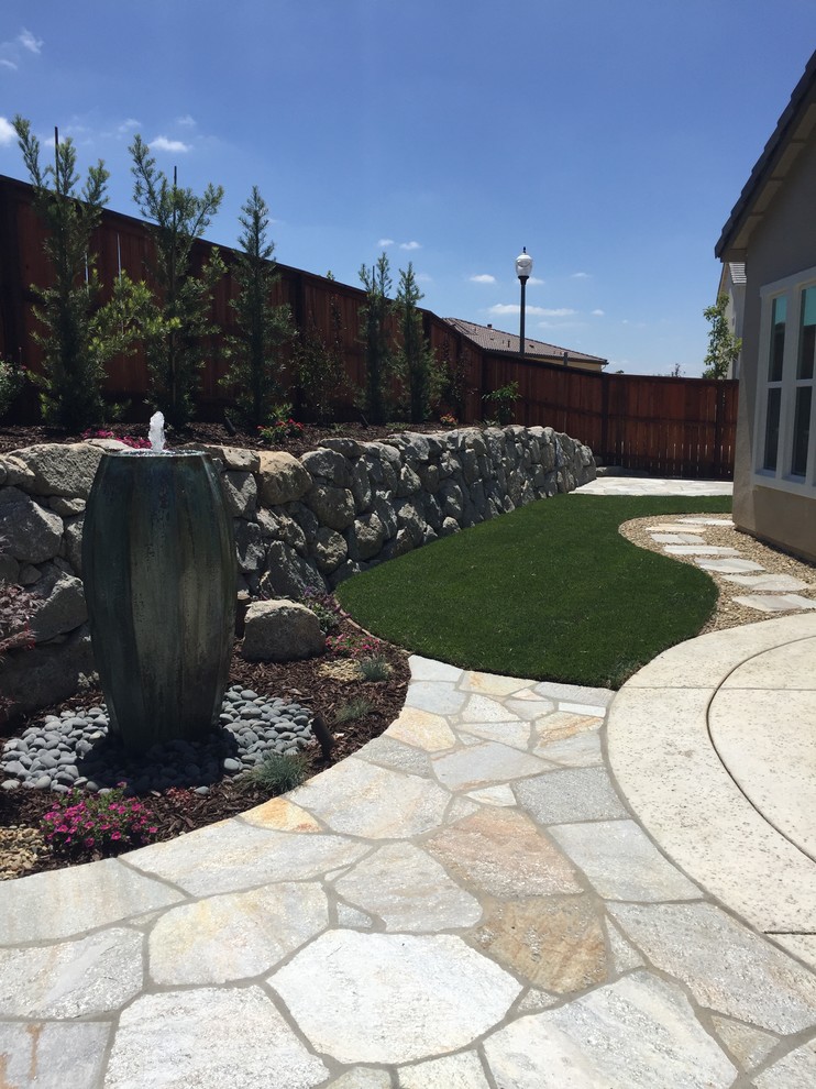 Inspiration for a traditional landscaping in Sacramento.