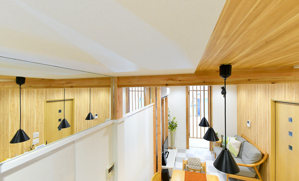 Kleines Wohnzimmer im Loft-Stil mit freistehendem TV in Kyoto