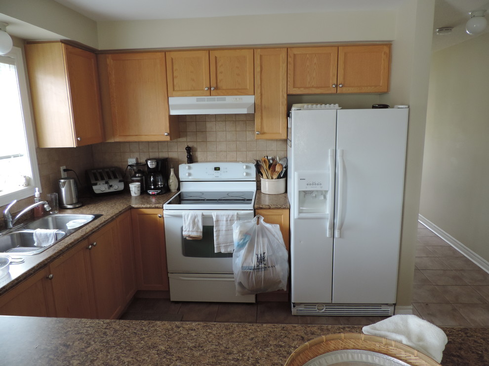 Kitchen - transitional kitchen idea in Toronto