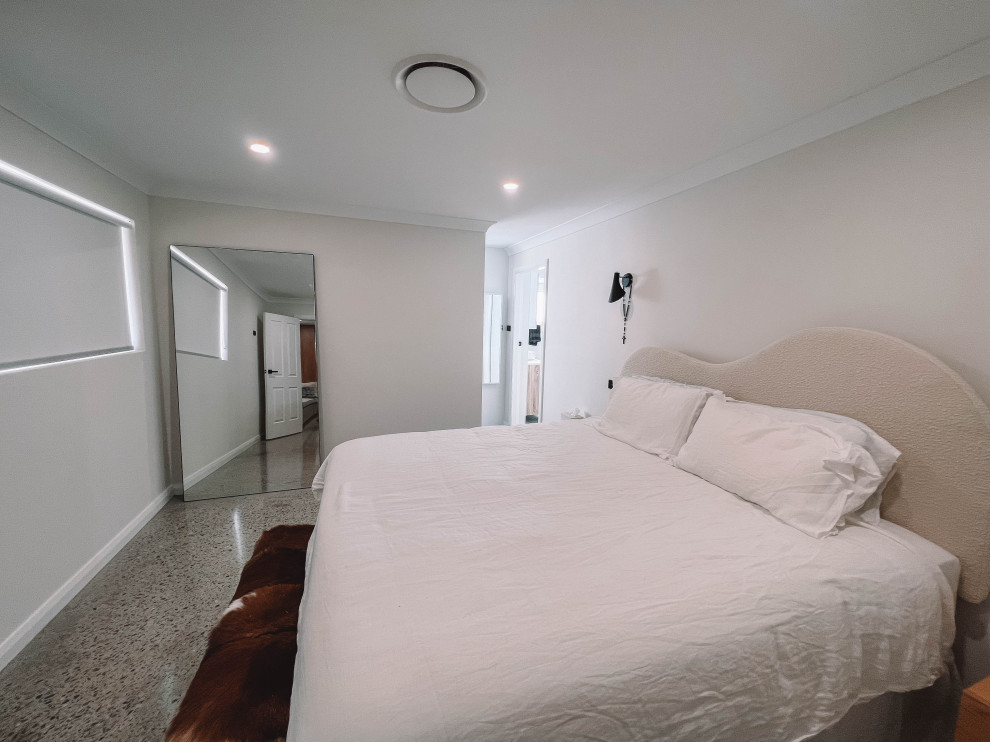 Источник вдохновения для домашнего уюта: хозяйская спальня среднего размера в скандинавском стиле с белыми стенами, бетонным полом, серым полом, деревянным потолком и деревянными стенами