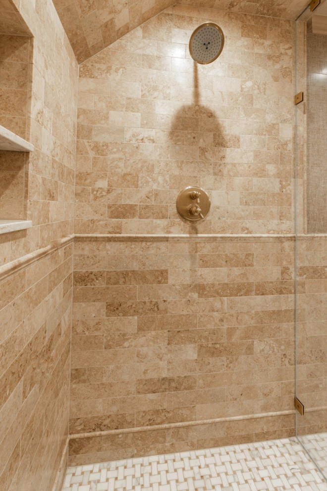 Example of a transitional home design design in Seattle