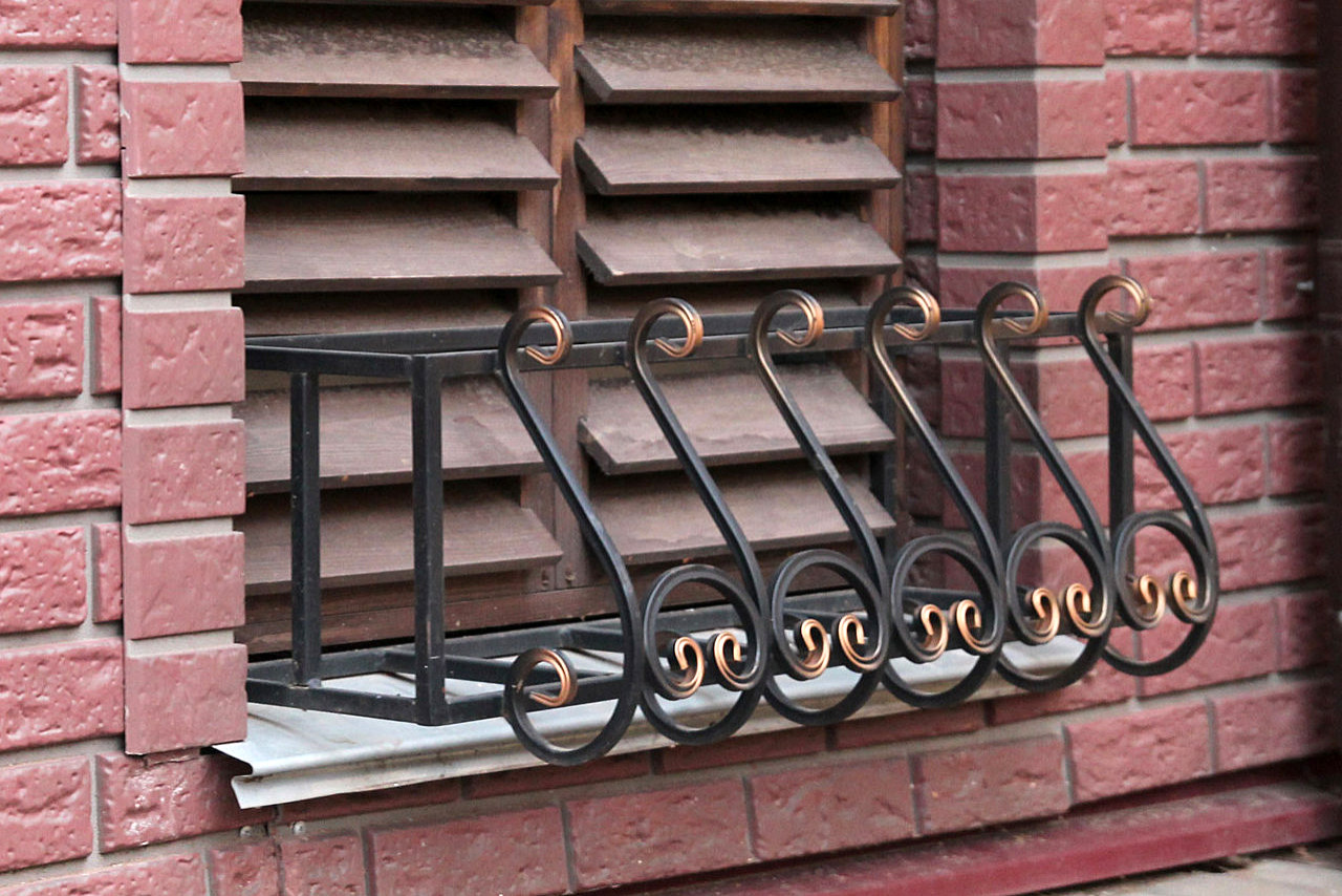 Кованые цветочницы