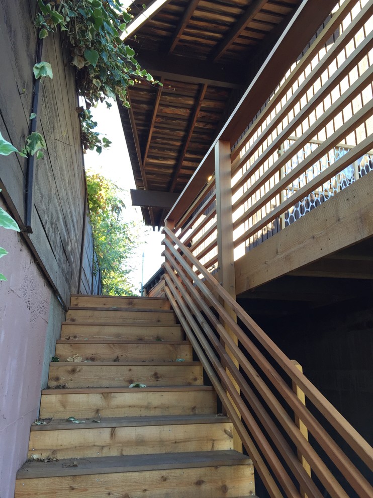 Photo of a midcentury deck in Seattle.