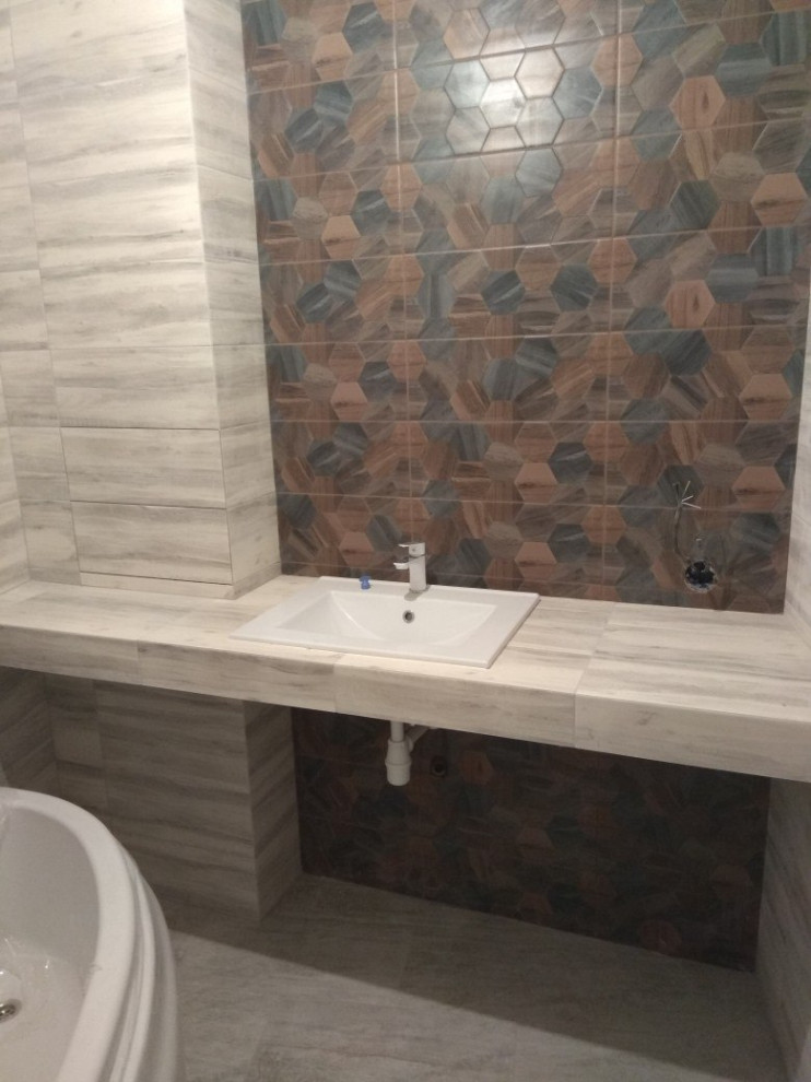 Свежая идея для дизайна: главная ванная комната среднего размера в современном стиле с угловой ванной и встроенной тумбой - отличное фото интерьера