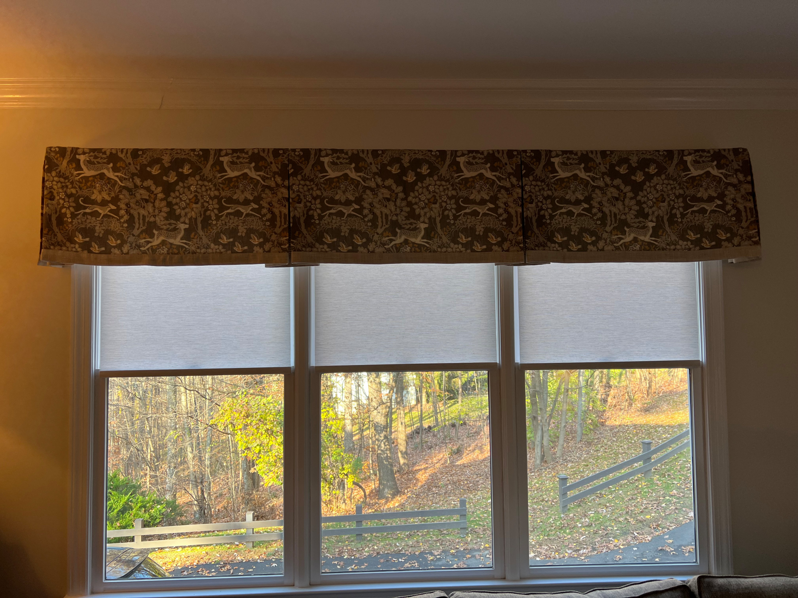 Millie Fluers Linen Print Valance in Family Room