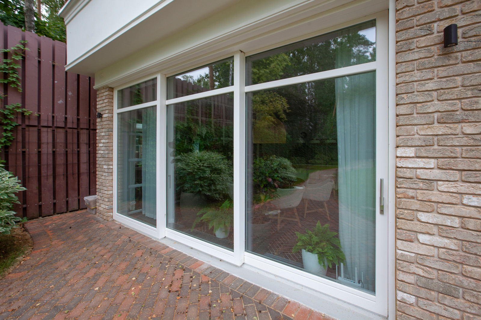 Остекление летней кухни двумя большими HS-порталами и дверью из сосны