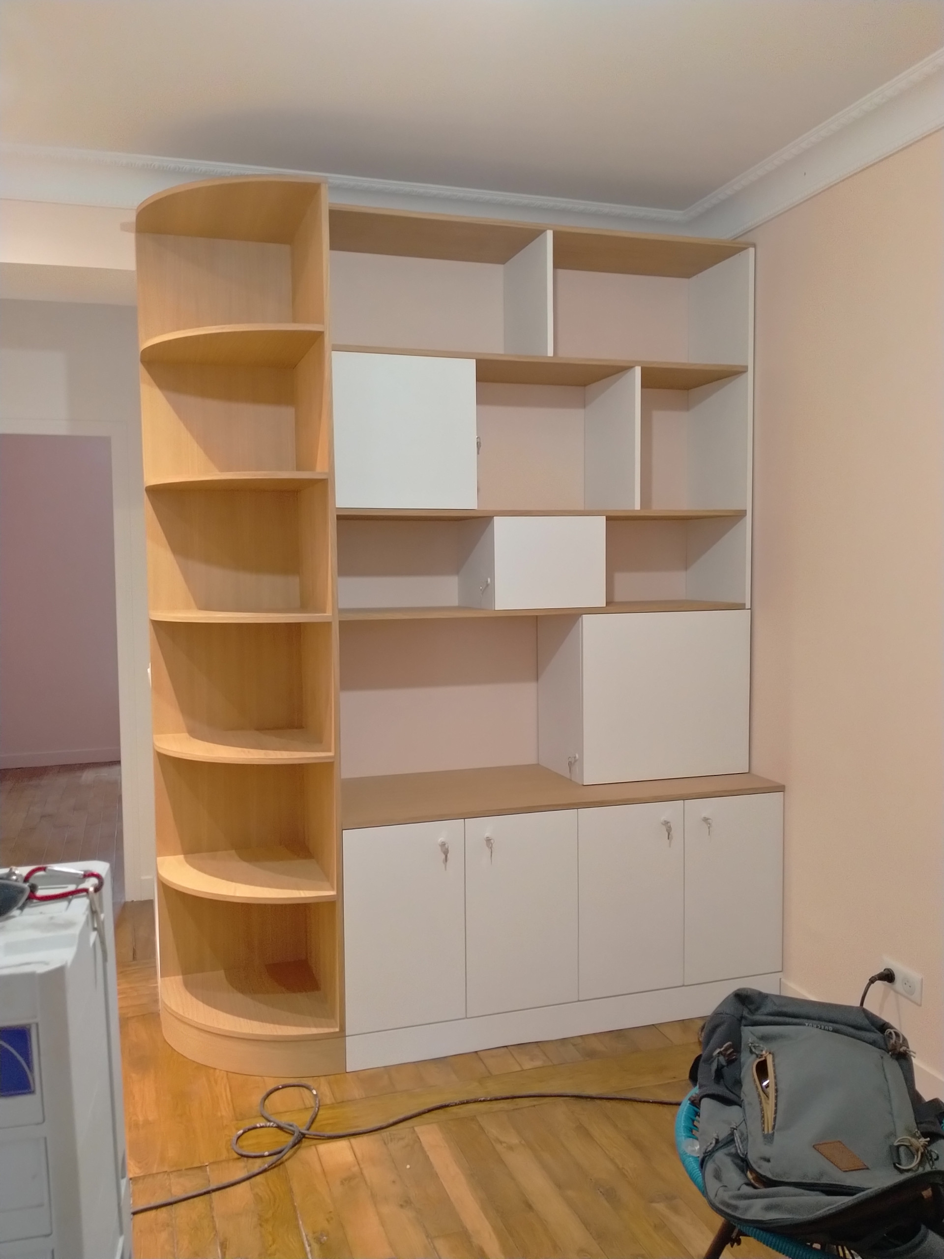 bibliothèque et cuisine